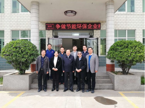 4月28日鄭州市慈善總會(huì)會(huì)長(zhǎng)姚待獻(xiàn)同志(原鄭州市委常委、組織部部長(zhǎng))一行蒞臨我公司對(duì)非公黨建工作檢查