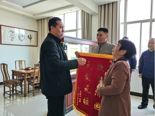 【噓寒問暖送關(guān)懷 共襄善舉人間情 】---慰問員工家屬，關(guān)愛貧困傳遞真情